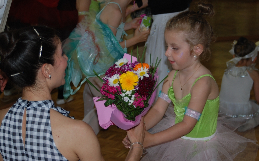 Букет от цветя, деца и балет